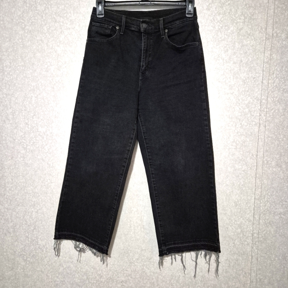 Levi's Black Cropped Ankle Jeans Distressed Style..SIZE:W28 L25